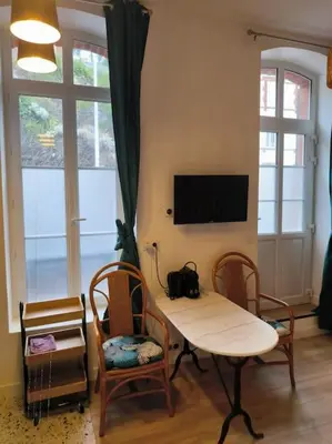 Télévision ou salle de divertissement dans l'établissement Studio à 100 m de la plage PIQUOT 44