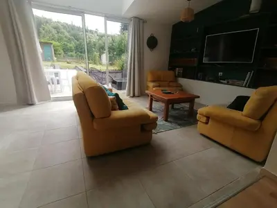 Coin salon dans l'établissement Maison champêtre à Gavray-sur-Sienne avec jardin clôturé