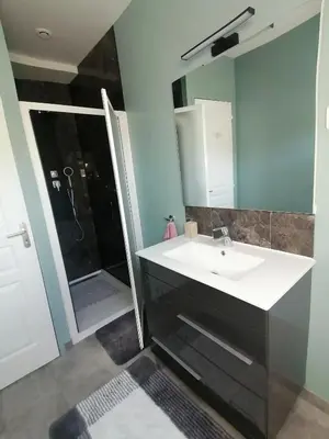 Salle de bains dans l'établissement Maison champêtre à Gavray-sur-Sienne avec jardin clôturé