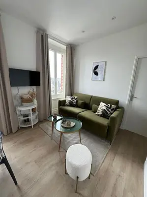 Télévision ou salle de divertissement dans l'établissement La Belle brise