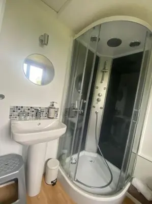 Salle de bains dans l'établissement Le Domaine Des Roses Normandie Foulognes