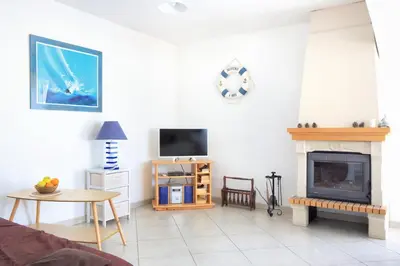 Télévision ou salle de divertissement dans l'établissement Les Tamaris du Nord - Maison à 300m de la plage