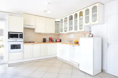 Cuisine ou kitchenette dans l'établissement Les Tamaris du Nord - Maison à 300m de la plage