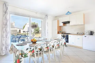 Cuisine ou kitchenette dans l'établissement Les PerceNeige - Maison 85 m² à Port-Bail-Sur-Mer