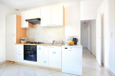 Cuisine ou kitchenette dans l'établissement Les PerceNeige - Maison 85 m² à Port-Bail-Sur-Mer