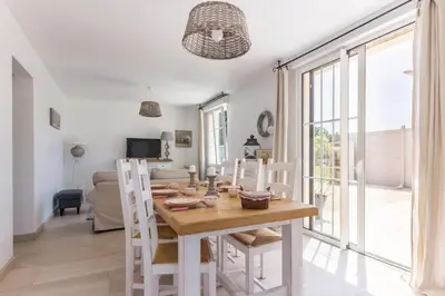 Télévision ou salle de divertissement dans l'établissement La Maison du Fort