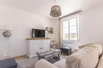 Télévision ou salle de divertissement dans l'établissement La Maison du Fort