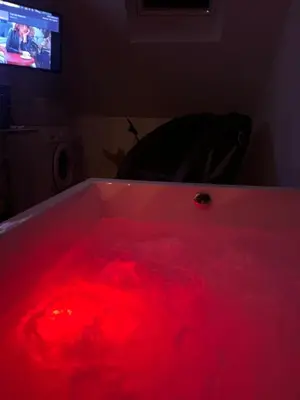 Télévision ou salle de divertissement dans l'établissement Évasion centre ville Avranches proche du mont saint Michel