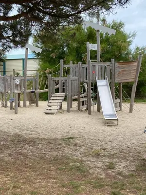 Aire de jeux pour enfants de l'établissement Les balcons de Chausey