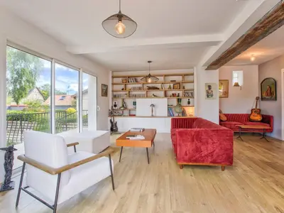Coin salon dans l'établissement Maison de Charme à Merville-Franceville-Plage, 10 Pers, Proche Mer, Grande Terrasse et Studio Indépendant - FR-1-788-27