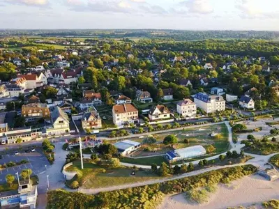 Vue générale sur Merville-Franceville-Plage ou vue de la ville depuis la maison de vacances