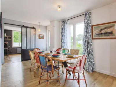 Coin salon dans l'établissement Maison de Charme à Merville-Franceville-Plage, 10 Pers, Proche Mer, Grande Terrasse et Studio Indépendant - FR-1-788-27