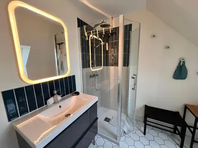 Salle de bains dans l'établissement Harmonie Côtière - Belle Maison neuve bord de mer et plages du Débarquement