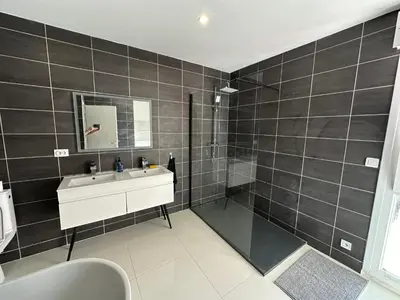 Salle de bains dans l'établissement Maison individuelle à 8 minutes d'Ouistreham, quartier calme, transports en commun Tram & Bus, commerces de proximités
