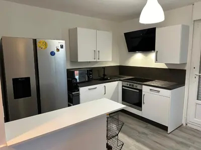 Cuisine ou kitchenette dans l'établissement Maison individuelle à 8 minutes d'Ouistreham, quartier calme, transports en commun Tram & Bus, commerces de proximités