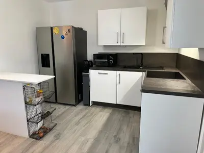 Cuisine ou kitchenette dans l'établissement Maison individuelle à 8 minutes d'Ouistreham, quartier calme, transports en commun Tram & Bus, commerces de proximités