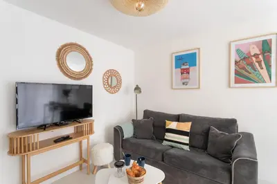 Télévision ou salle de divertissement dans l'établissement Ty Peskaiden 3 - Appt proche de la plage