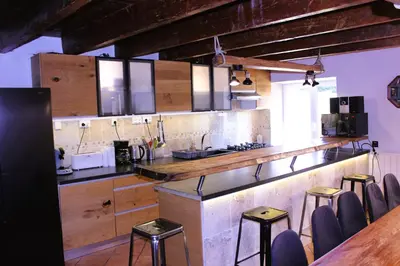 Cuisine ou kitchenette dans l'établissement GITE 15 personnes confort et authenticité