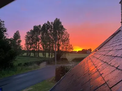 Lever ou coucher de soleil vu de le séjour chez l'habitant ou à proximité