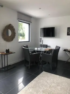 Télévision ou salle de divertissement dans l'établissement Maison de charme à Coutances