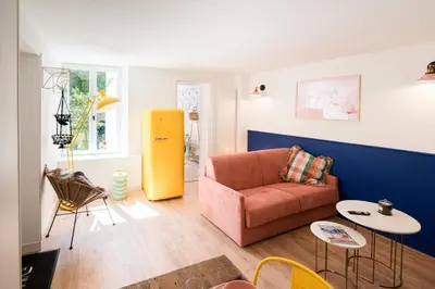 Coin salon dans l'établissement Villa Robs - Appartements tout confort, TV connectée, Haut débit, Localisation idéale - Courts séjours & Affaires