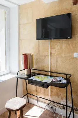 Télévision ou salle de divertissement dans l'établissement Villa Robs - Appartements tout confort, TV connectée, Haut débit, Localisation idéale - Courts séjours & Affaires