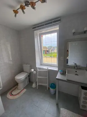 Salle de bains dans l'établissement La Maison d'Aimé - Spacieuse et grand jardin