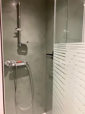 Salle de bains dans l'établissement Maison proche mer