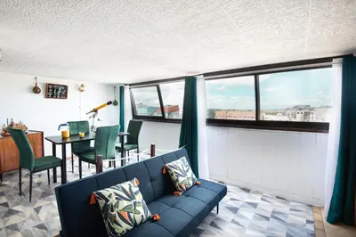 Coin salon dans l'établissement Titi - À Courseulles-sur-Mer, 7 min de la plage