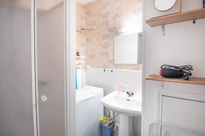 Salle de bains dans l'établissement Titi - À Courseulles-sur-Mer, 7 min de la plage