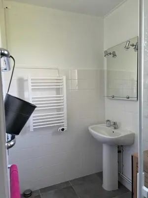 Salle de bains dans l'établissement Maison proche plages du débarquement