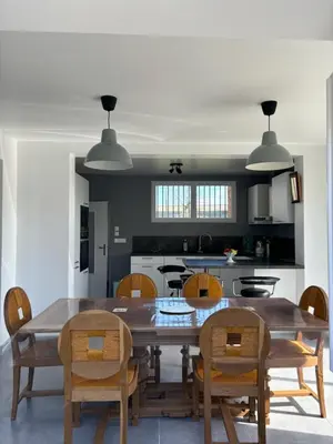 Cuisine ou kitchenette dans l'établissement Maison proche plages du débarquement