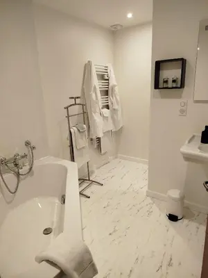 Salle de bains dans l'établissement Les Communs de Chiffrevast