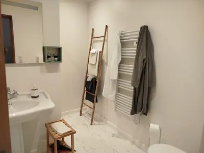 Salle de bains dans l'établissement Les Communs de Chiffrevast