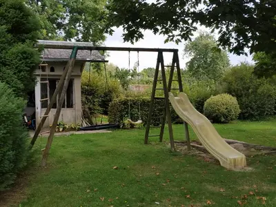 Aire de jeux pour enfants de l'établissement maison familiale au cœur du cotentin