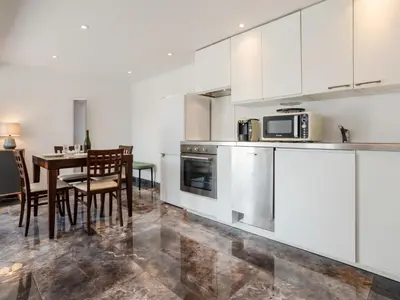 Cuisine ou kitchenette dans l'établissement Holiday Home Jade by Interhome