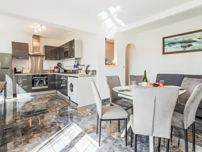 Cuisine ou kitchenette dans l'établissement Holiday Home Marine by Interhome