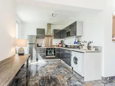 Cuisine ou kitchenette dans l'établissement Holiday Home Marine by Interhome