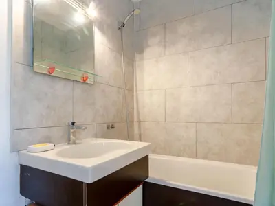Salle de bains dans l'établissement Apartment Le Sporting-17 by Interhome