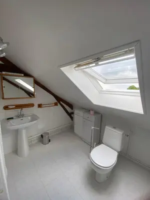 Salle de bains dans l'établissement Le Camp Romain, maison familiale avec terrain