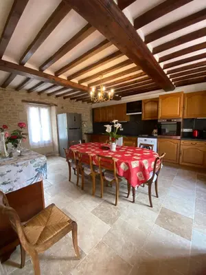 Cuisine ou kitchenette dans l'établissement Le Camp Romain, maison familiale avec terrain