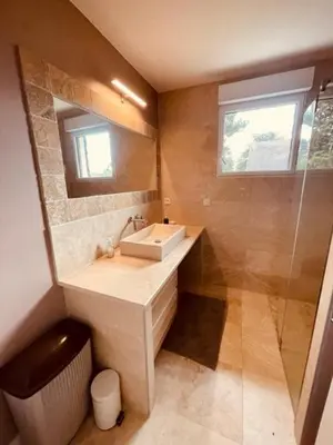 Salle de bains dans l'établissement Villa ART - Ver sur Mer