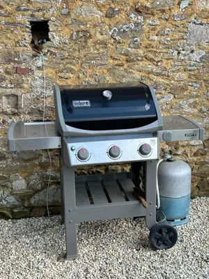 Barbecue disponible mis à disposition des clients de la maison de vacances