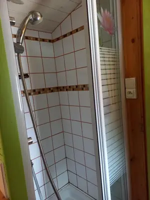 Salle de bains dans l'établissement Roulotte au pied du Mont Saint Michel