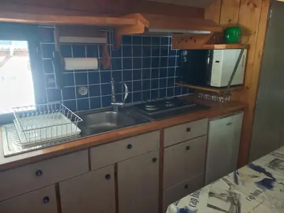 Cuisine ou kitchenette dans l'établissement Roulotte au pied du Mont Saint Michel