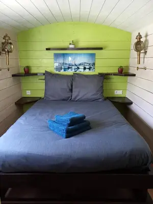 Un ou plusieurs lits dans un hébergement de l'établissement Roulotte au pied du Mont Saint Michel