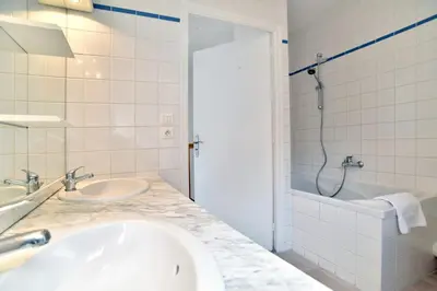 Salle de bains dans l'établissement L'Aviron 35 - Appt vue mer