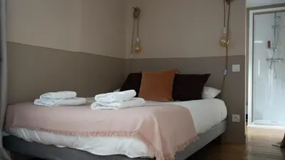 Un ou plusieurs lits dans un hébergement de l'établissement Chambres au coeur du quartier historique - Maison Alternativi