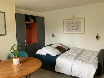 Un ou plusieurs lits dans un hébergement de l'établissement Studio avec jardin
