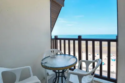 Vue générale sur la mer ou vue sur la mer prise depuis l'appartement
